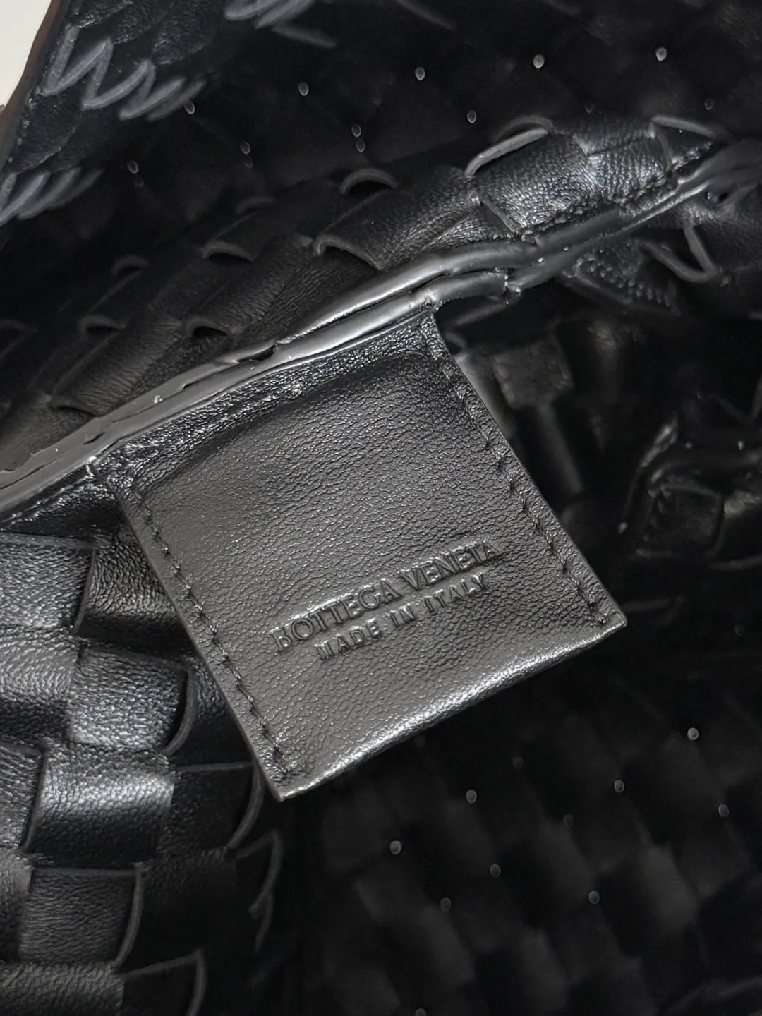 Batch 2760 new products are coming! BOTTEGA VENETA Bottega Veneta's 2025 new Campana shoulder bag is on the market~ First of all, I would like to praise the weight of this bag. As a not too small bag, it is very light for daily use. For people like me who need to carry a lot of belongings when going out, this advantage is great, and it greatly reduces the burden of traveling. 🛍️The shape is a bit like a combination of parachute and jodie. The blunt triangle shape is cute and honest. Carrying it on your back when going shopping is a good mood accelerator. The handles and body of the bag are both classic weaves. A tie is added to the original open design. If it is not tied up, the bag will look like a small vegetable basket when carried. Style number: 844250 Size: 39*24*18.5cm